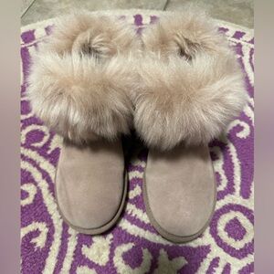 UGG Women's Tan Slippers with fluffy accent, size 8 EUC